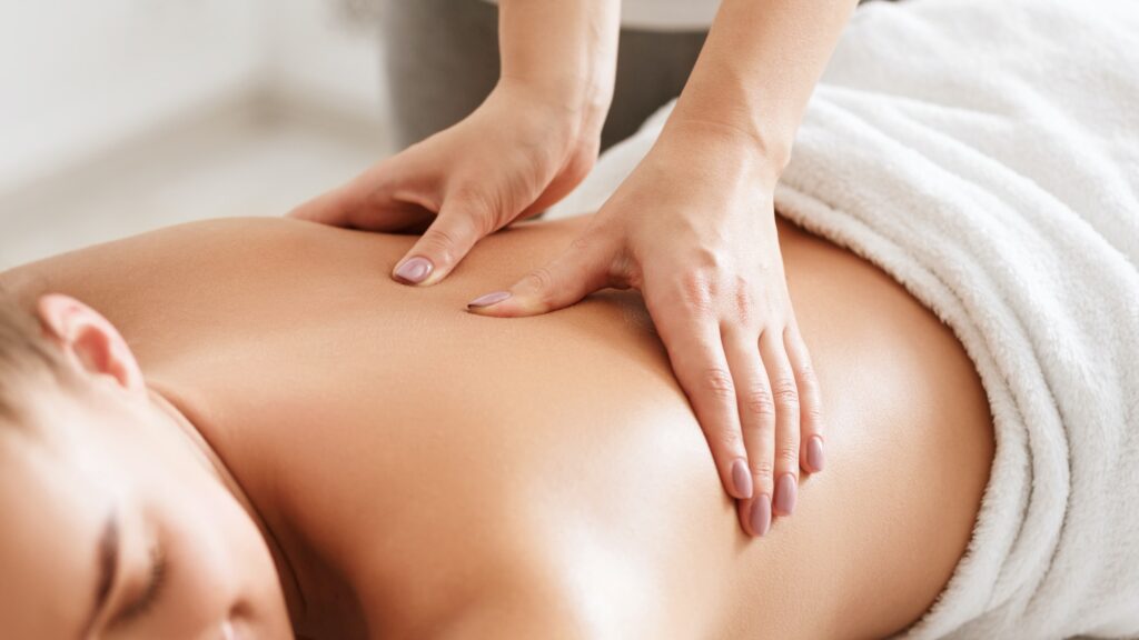 Lichaamsverzorging. Jong meisje met massage, ontspannen in de spa salon