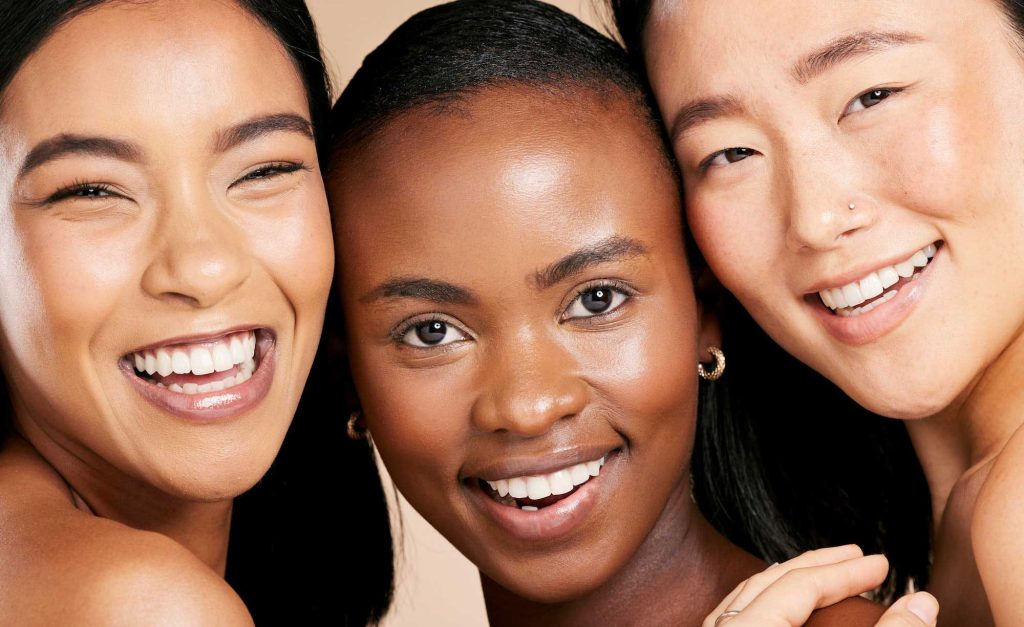 Portret van gelukkige vrouwen met schoonheid, diversiteit en glimlach voor huidverzorging bijgesneden op studio achtergrond.