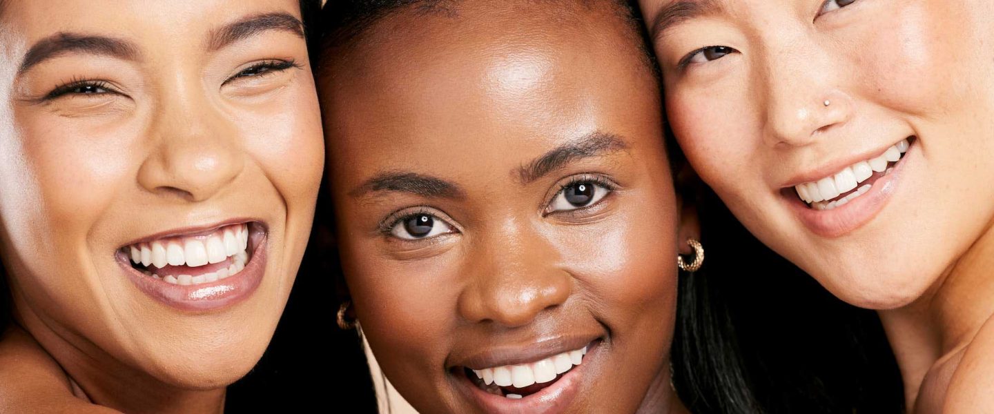 Portret van gelukkige vrouwen met schoonheid, diversiteit en glimlach voor huidverzorging bijgesneden op studio achtergrond.